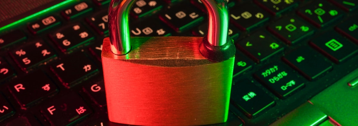 Rotes Schloss auf schwarzer Laptop-Tastatur — Domain Schutz und E-Mail-Sicherheit