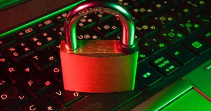 Rotes Schloss auf schwarzer Laptop-Tastatur — Domain Schutz und E-Mail-Sicherheit