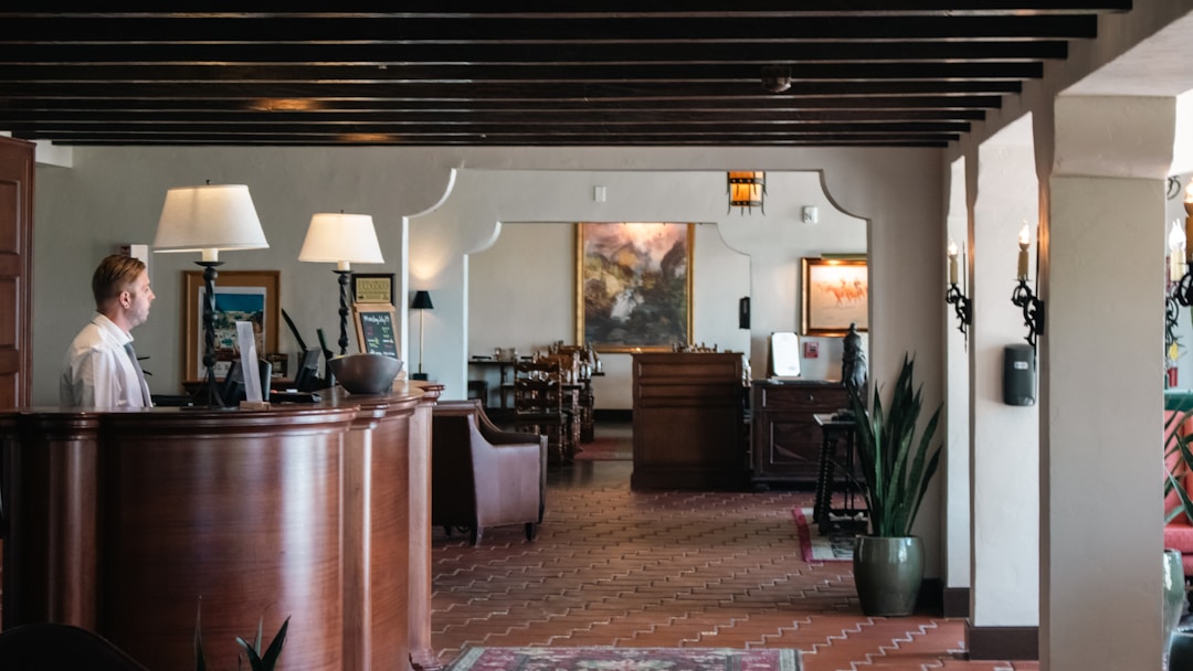 Hotel-Empfang: Booking.com Provision senken durch mehr Direktbuchungen