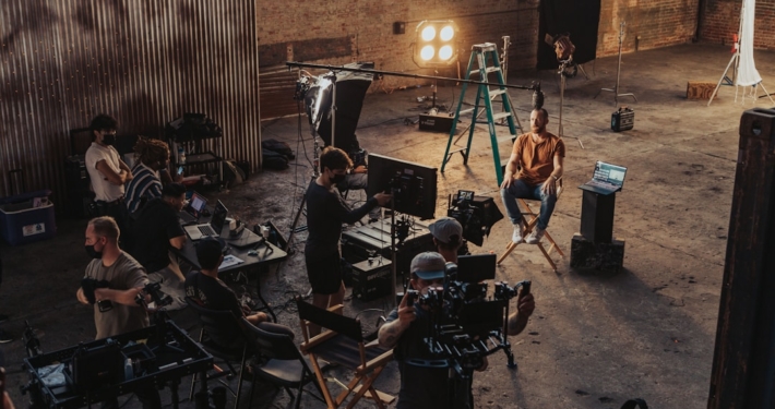 Professionelle Filmcrew bei der Imagefilm-Produktion mit Kamera-Equipment in Österreich