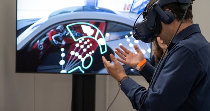Matterport Rundgang Technologie: Person mit VR-Brille bei 3D-Scan in Salzburg