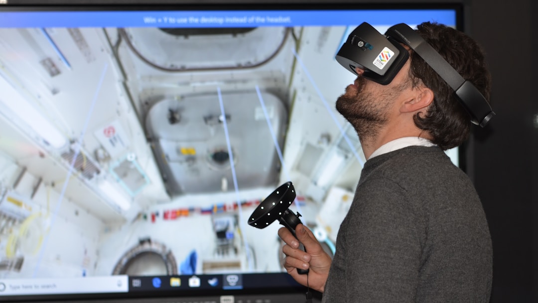 Matterport Rundgang: Mann mit VR-Brille erlebt interaktiven 3D-Rundgang
