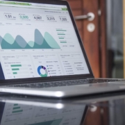 Website-Performance 2026: Analytics-Dashboard zeigt Conversion-Daten und Ladezeit