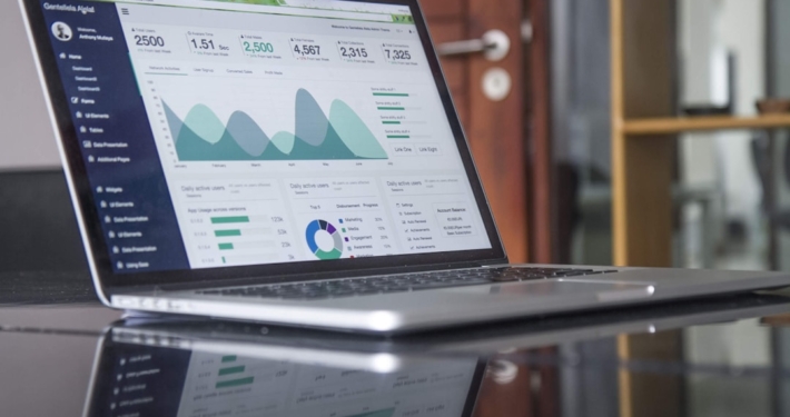 Website-Performance 2026: Analytics-Dashboard zeigt Conversion-Daten und Ladezeit