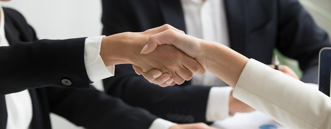 Werbeagentur beauftragen: Handschlag beim ersten Kundengespräch